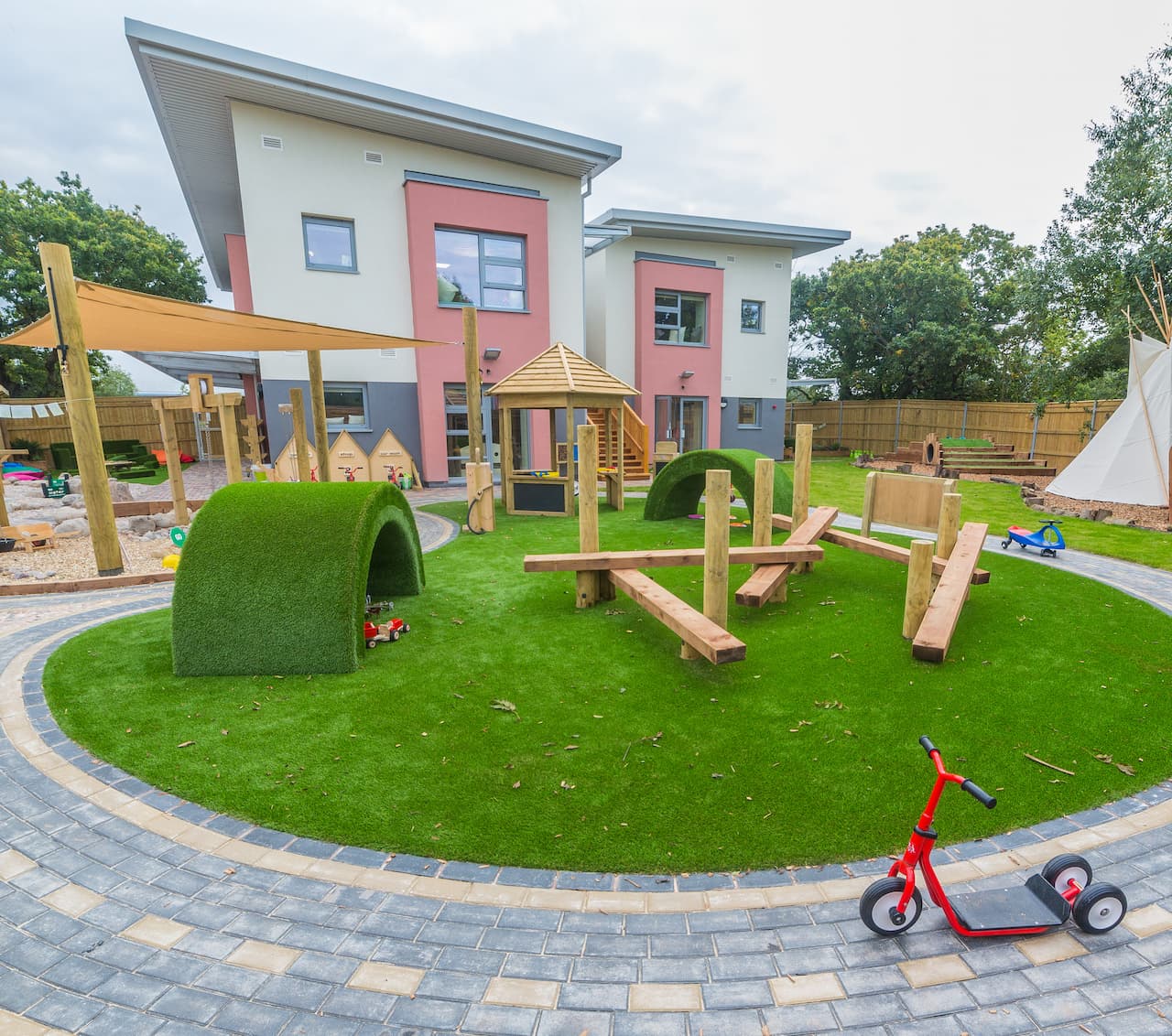 Espace extérieur d'une crèche Grandir